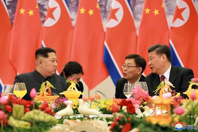 Chủ tịch Trung Quốc và nhà lãnh đạo Triều Tiên trò chuyện trong quá trình bữa tiệc diễn ra. Ảnh: KCNA
