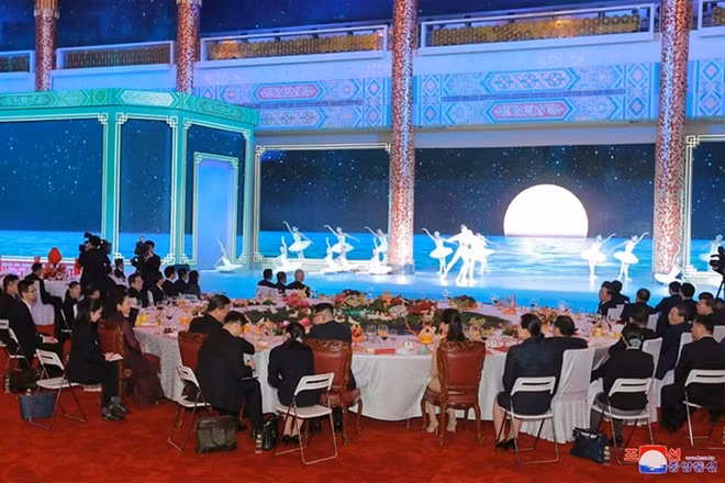 Hai nhà lãnh đạo cùng theo dõi chương trình nghệ thuật ngay trước khi tiệc chiêu đãi bắt đầu. Ảnh: KCNA via Reuters