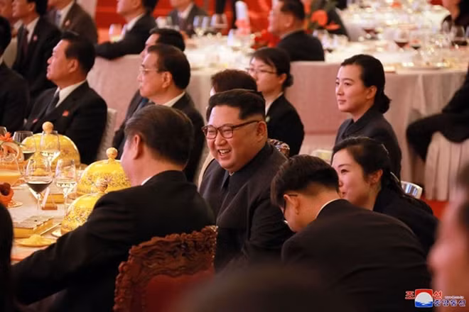 Có rất nhiều khoảnh khắc thân thiện của ông Kim Jong-un được truyền thông ghi lại. Ảnh: KCNA