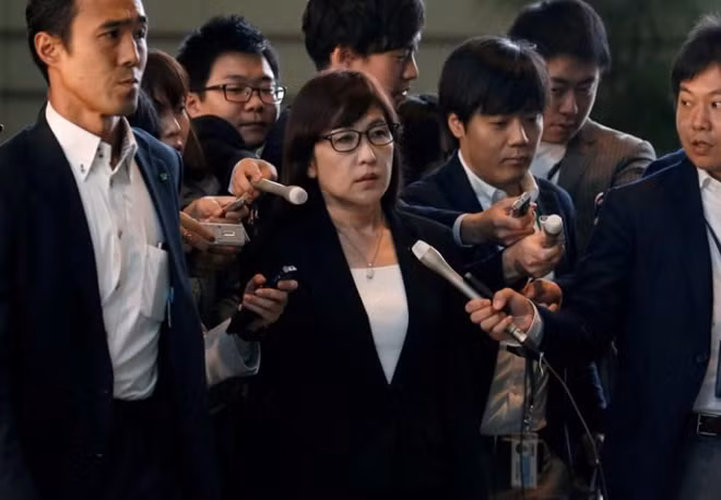 Bộ trưởng Quốc phòng Tomoni Inada bị bao quanh bởi các phóng viên. Ảnh: Reuters