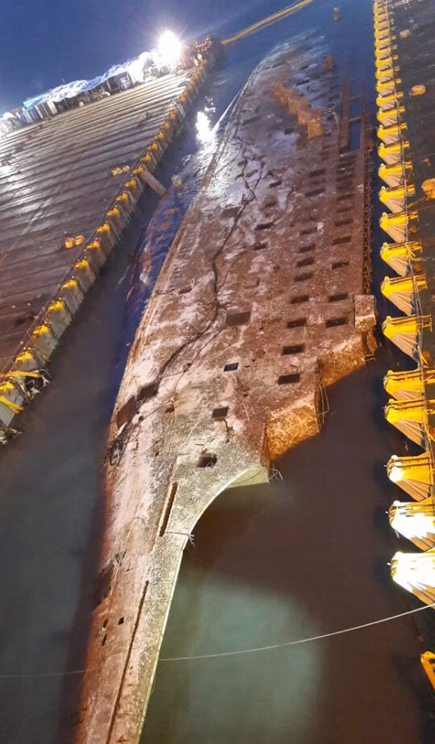 Phà Sewol bắt đầu được trục vớt tại khu vực biển Jindo, Hàn Quốc. Ảnh: STRINGER / Reuters