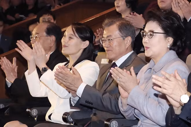 Cho đến những nụ cười và những cuộc trò chuyện tưởng như không có khoảng cách giữa bà Kim và hai vợ chồng Tổng thống Hàn Quốc Moon Jae-in trong buổi hòa nhạc tại Seoul. Ảnh: Getty