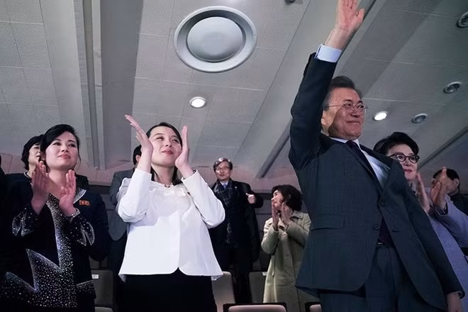 Bà Kim Yo-jong hào hứng thưởng thức chương trình nghệ thuật cùng Tổng thống Hàn Quốc Moon Jae-in và quan chức cấp cao hai nước. Ảnh: Yonhap