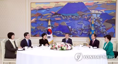 Tổng thống Hàn Quốc Moon Jae-in trong cuộc gặp mặt với các chính đảng hôm 7-3. Ảnh: Yonhap