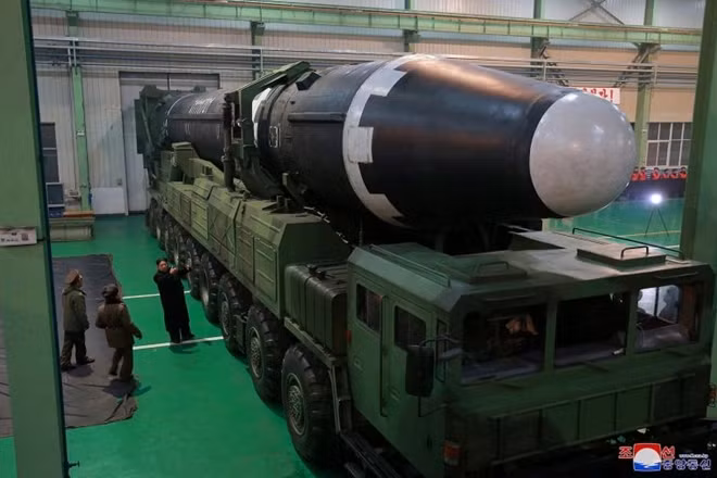 Hình ảnh của Hwasong-15 trước khi đưa ra vị trí phóng. Ảnh: Reuters
