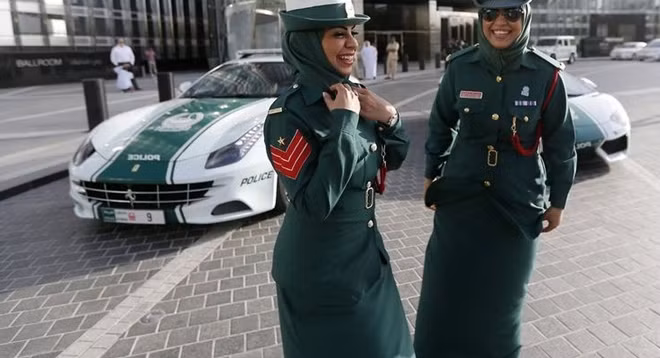 Ở một đất nước như Dubai, việc nữ cảnh sát được trang bị siêu xe Ferrari để đi tuần tra không còn là một điều xa lạ. Cảnh sát trưởng của thành phố Dubai cho biết những nữ cảnh sát tại Dubai đã được đào tạo và cấp chứng nhận về khả năng đi tuần tra bằng loại xe siêu tốc độ này. Ảnh: Flickr