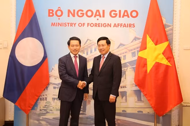 Phó Thủ tướng, Bộ trưởng Ngoại giao Phạm Bình Minh và Bộ trưởng Ngoại giao Lào Saleumxay Kommasith.