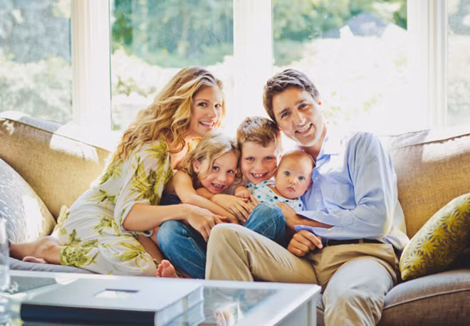 2. Ở độ tuổi 46, ông Trudeau đã có một gia đình hạnh phúc với vợ là bà Sophie Gregoire cùng 3 đứa con kháu khỉnh là Xavier 10 tuổi, Ella-Grace 7 tuổi và Hadrien 3 tuổi. Ông và vợ vốn biết nhau từ nhỏ, nhưng phải đến năm 2003, trong một bữa tiệc gây quỹ từ thiện, cả hai mới nảy sinh tình cảm. Khi đó Gregoire là một phóng viên ngành giải trí. Đến tháng 5-2005, hai người kết hôn. Ảnh: Maude Chauvin