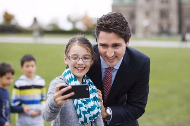 10. Ông Justin Trudeau tham gia nhiều hoạt động thúc đẩy vai trò của giới trẻ, bảo vệ môi trường, và nâng cao an toàn trong các hoạt động thể thao mùa đông. Ảnh: EPA