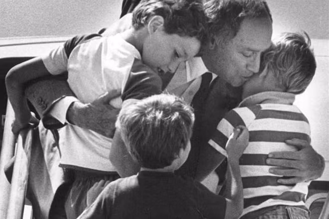 1. Thủ tướng Justin Trudeau tên đầy đủ là Justin Piere James Trudeau. Ông sinh ngày 25-12-1971 tại Ottawa, Canada trong một gia đình có truyền thống chính trị. Cha ông là cựu Thủ tướng Pierre Elliott và ông ngoại là cựu Bộ trưởng Ngư nghiệp. Trong ảnh, cha ông đang ôm lấy ông cùng hai em tra của mình. Ảnh: Reuters.