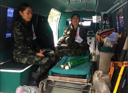 Xe cứu thương luôn trong trạng thái sẵn sàng để di chuyển các cậu bé. Ảnh: The Nation