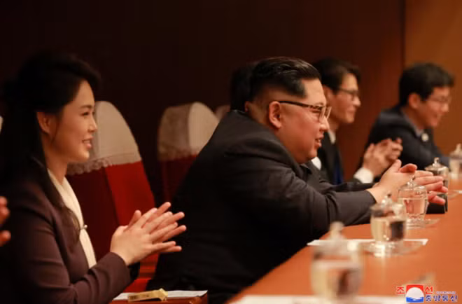 KBS cũng trích dẫn lời nhà lãnh đạo Kim Jong-un cho biết, do chủ đề của đoàn nghệ thuật lần này là "Mùa xuân về", ông kỳ vọng mối quan hệ liên Triều sẽ sớm đơm hoa kết trái. Ông cũng đề nghị tổ chức một buổi biểu diễn tại thủ đô Seoul, Hàn Quốc vào mùa thu với chủ đề "Mùa thu đến". Ảnh: KCNA via Reuters