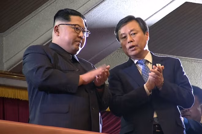 Theo NY Times, trong quá trình các nghệ sĩ biểu diễn, nhà lãnh đạo Triều Tiên đã vỗ tay tán thưởng và bày tỏ sự quan tâm tới ca từ và nội dung của các bài hát được thể hiện. Ảnh: Getty