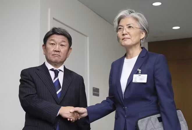 Ngoại trưởng Hàn Quốc Kang Kyung-wha gặp mặt người đồng cấp Nhật Bản Toshimitsu Motegi bên lề Hội nghị Ngoại trưởng Nhóm G20 ở Nagoya, Nhật Bản. Ảnh: AP