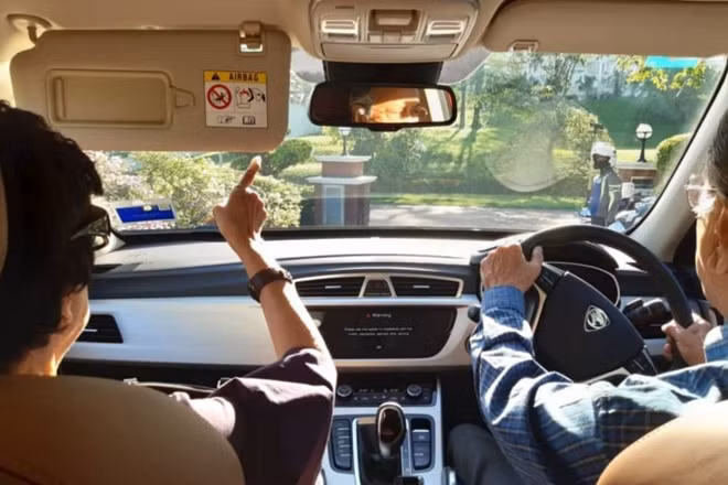 Thủ tướng Mahathir lái xe đưa vợ đi hẹn hò. Ảnh: Instagram