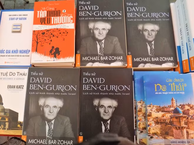 Sự kiện lần này dự kiến sẽ trưng bày và bán hơn 100 tài liệu quý về dân tộc Israel và người Do Thái, bao gồm sách tiếng Việt, tiếng Anh cũng như tiếng Hebrew và sách do chính các tác giả Do Thái thực hiện. Trong số các tài liệu được công bố và trưng bày lần này có rất nhiều tác phẩm quý do chính Đại sứ quán Israel tại Việt Nam cung cấp.