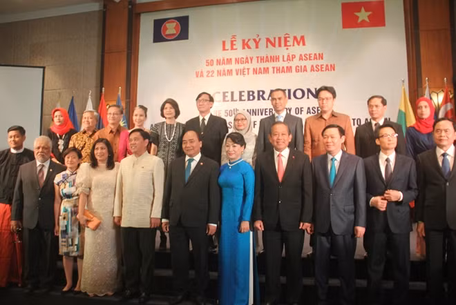 Thủ tướng Chính phủ Nguyễn Xuân Phúc và phu nhân chụp ảnh cùng các Đại sứ, Đại biện và Trưởng đại diện các tổ chức quốc tế tại Việt Nam.
