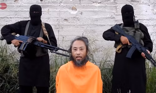 Người đàn ông được tin là nhà báo Yasuda kêu cứu trong video được đăng lên mạng hồi tháng 8 vừa qua. Ảnh: SITE
