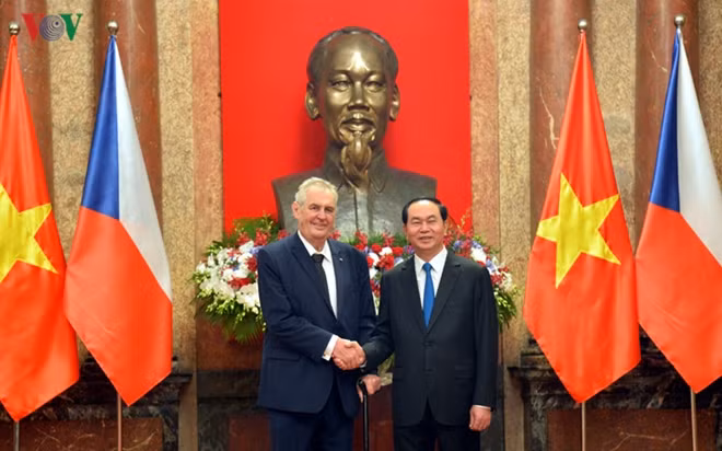 Chủ tịch nước Trần Đại Quang nhiệt liệt chào mừng Tổng thống Milos Zeman cùng đoàn cấp cao Cộng hòa Séc thăm cấp Nhà nước tới Việt Nam. Ảnh: VOV