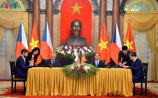 Kết thúc hội đàm, Chủ tịch nước Trần Đại Quang và Tổng thống Milos Zeman đã chứng kiến lễ ký kết các văn kiện hợp tác giữa hai nước. Ảnh: VOV