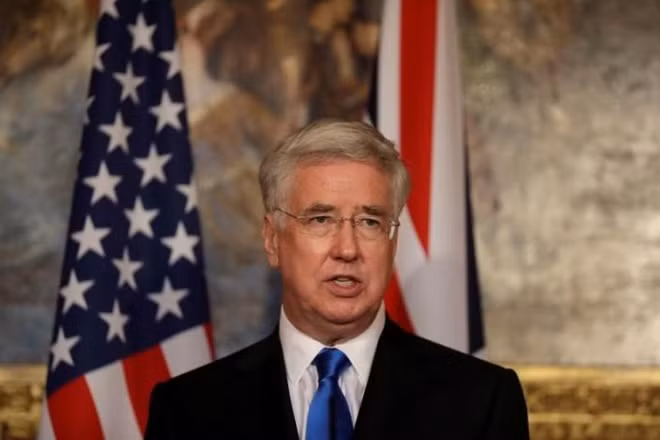 Bộ trưởng Quốc phòng Anh Michael Fallon tại một cuộc họp báo với Bộ trưởng Quốc phòng Mỹ James Mattis ở London hôm 31-3-2017. Ảnh: REUTERS / Matt Dunham / Pool