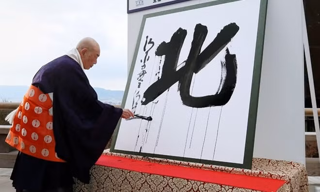Thầy tế Seihan Mori đang họa chữ "bắc" (kita). Ảnh: Getty