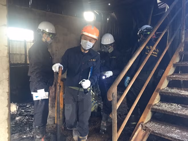 Hình ảnh hoang tàn sau khi ngọn lửa được dập tắt bên trong tòa nhà. Ảnh: Central News Agency