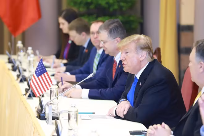 Phía đoàn Mỹ có Ngoại trưởng Mike Pompeo và Đại sứ Mỹ tại Việt Nam Daniel Kritenbrink.