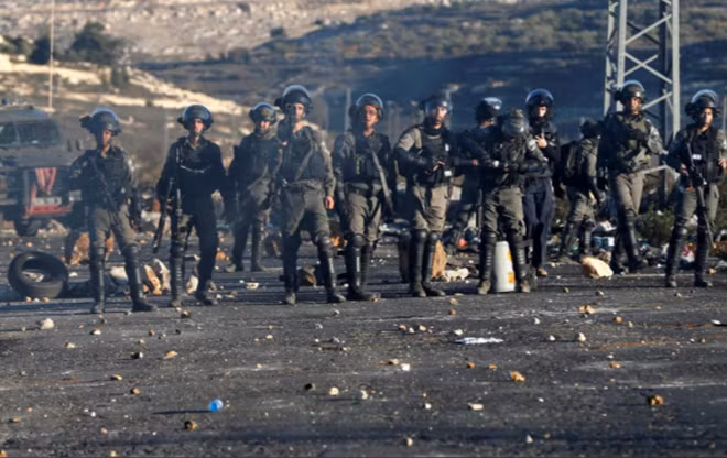 Lực lượng an ninh Israel tại Ramallah, Bờ Tây, trong cuộc đụng độ với người Palestine.