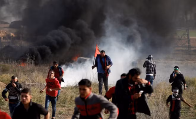 Israel cho biết hàng trăm người Palestine đã châm lửa đốt lốp xe và lăn qua biên giới, ném đá vào binh lính, theo Reuters. Binh sĩ Israel đã phải sử dụng hơi cay, đạn hơi và đạn thật để bắn trả.