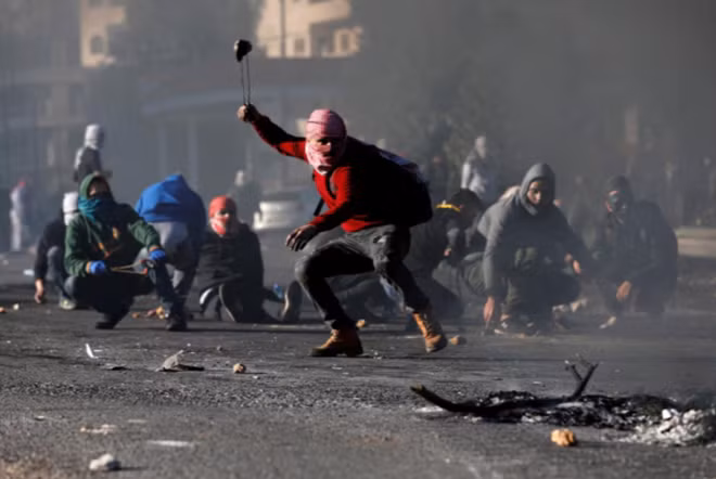 Nhóm những người biểu tình Palestine sử dụng sỏi đá để tấn công cảnh sát Israel tại Ramallah trong làn sóng biểu tình mà họ gọi là "Ngày của sự giận dữ".