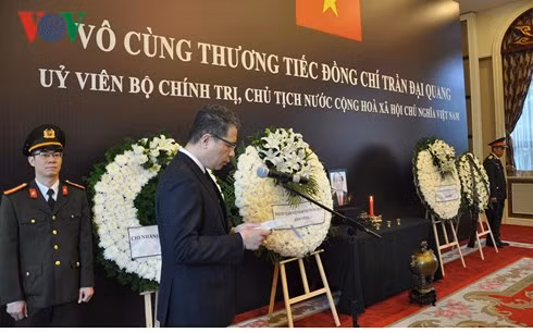 Đại sứ Việt Nam tại Trung Quốc Đặng Minh Khôi đọc điếu văn. Ảnh: VOV