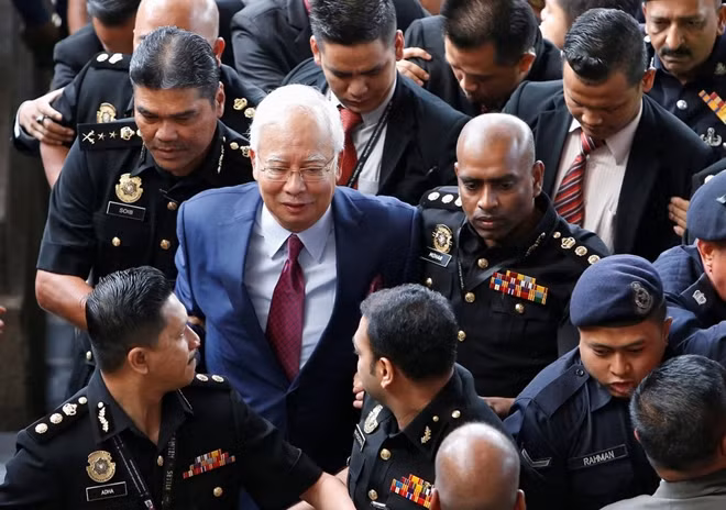 Cựu Thủ tướng Malaysia xuất hiện tại phiên tòa sáng 4-7. Ảnh: Reuters