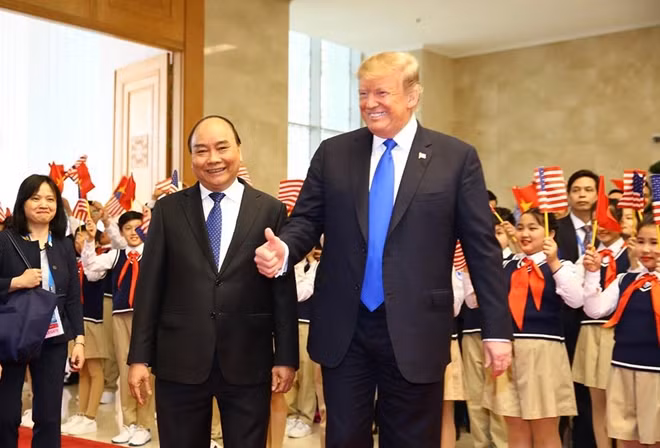 Hai nhà lãnh đạo tươi cười vẫy chào các em thiếu nhi.