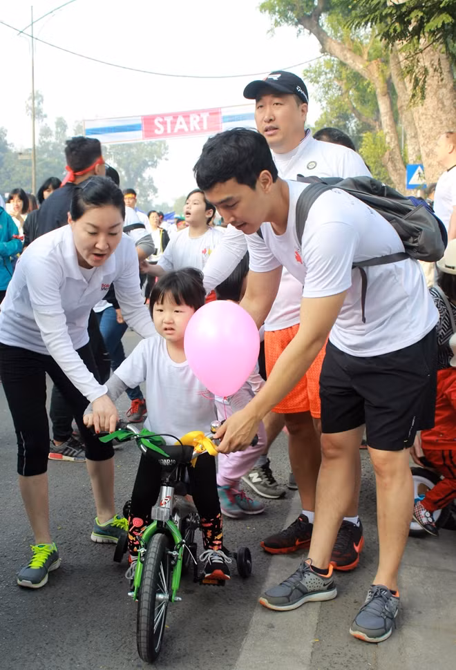 Không chỉ thu hút sự tham gia của các cá nhân trong nước, Cuộc chạy Vì trẻ em Hà Nội còn chào đón nhiều vận động viên nghiệp dư và người nước ngoài sinh sống tại Việt Nam tham gia.