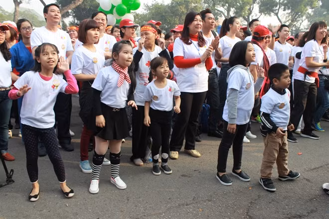 Cuộc chạy thu hút sự chú ý tham gia của hàng nghìn người đến từ mọi lứa tuổi, từ học sinh sinh viên cho đến những vẫn động viên nhí đam mê bộ môn này.