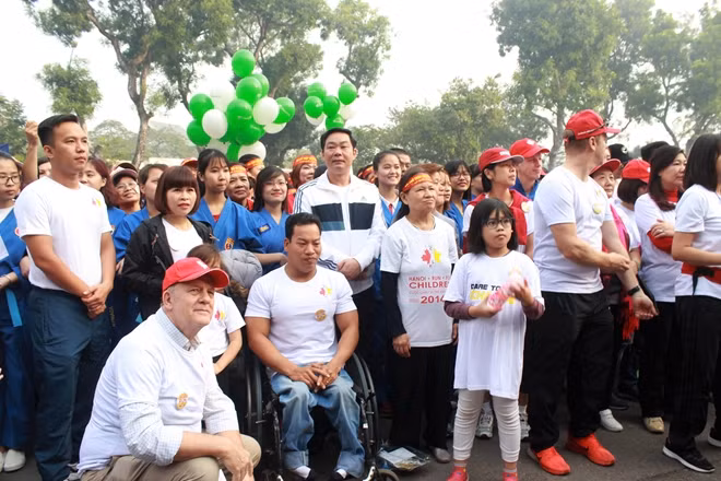 Vận động viên Lê Văn Công - Vận động viên Việt Nam đầu tiên đoạt huy chương vàng Paralympic chụp hình cùng BTC và những người tham gia.