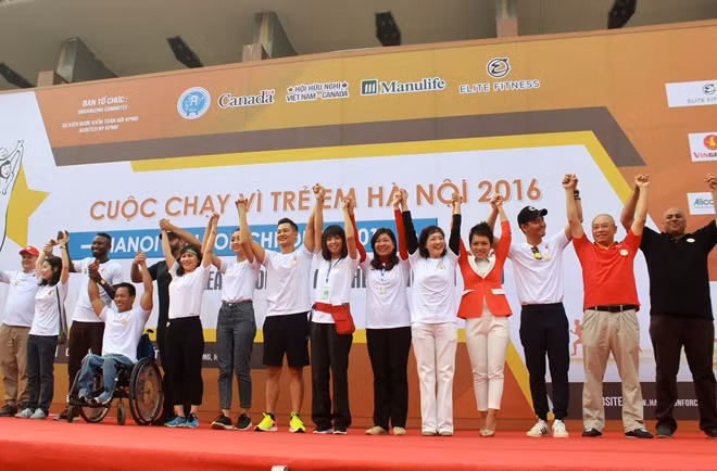 Các nghệ sĩ, ca sĩ và vận động nổi tiếng cùng BTC chương trình giơ cao cánh tay thể hiện tinh thần từ thiện hướng tới trẻ em của cuộc chạy. Trao đổi tại cuộc gặp gỡ báo chí, bà Ping Kitnikone, Đại sứ đặc mệnh toàn quyền Canada tại Việt Nam chia sẻ: ''Cuộc chạy Vì trẻ em Hà Nội 2016 là hoạt động có ý nghĩa nhân văn cao cả, chung tay giúp đỡ các em nhỏ kém may mắn. Đây cũng là cơ hội để chúng ta có thể truyền đi thông điệp "Cùng nhau chung tay góp sức, chúng ta có thể đem đến cuộc sống tốt đẹp hơn cho trẻ em".