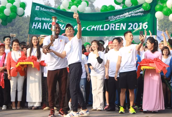 MC Phan Anh không quên selfie trước khi cuộc chạy chính thức bắt đầu.