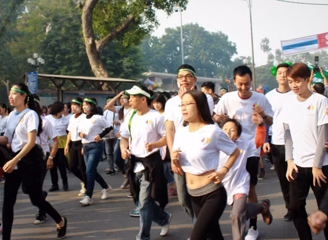 Thời tiết đông Hà Nội se lạnh góp phần giúp cuộc chạy trở nên dễ chịu và hào hứng hơn.