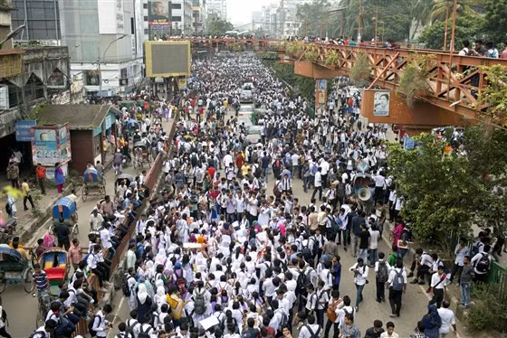 Dòng người biểu tình gây tắc nghẽn đường phố Bangladesh. Ảnh: AP