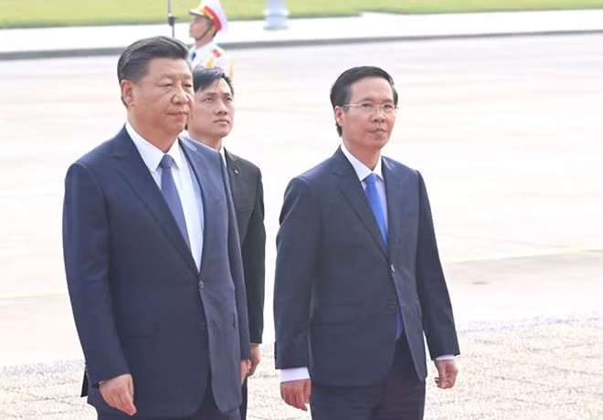 Cùng dự lễ đặt vòng hoa và vào Lăng viếng Chủ tịch Hồ Chí Minh với Tổng Bí thư, Chủ tịch Trung Quốc Tập Cận Bình có đồng chí Võ Văn Thưởng, Ủy viên Bộ Chính trị, Bí thư Trung ương Đảng, Trưởng ban Tuyên giáo Trung ương.