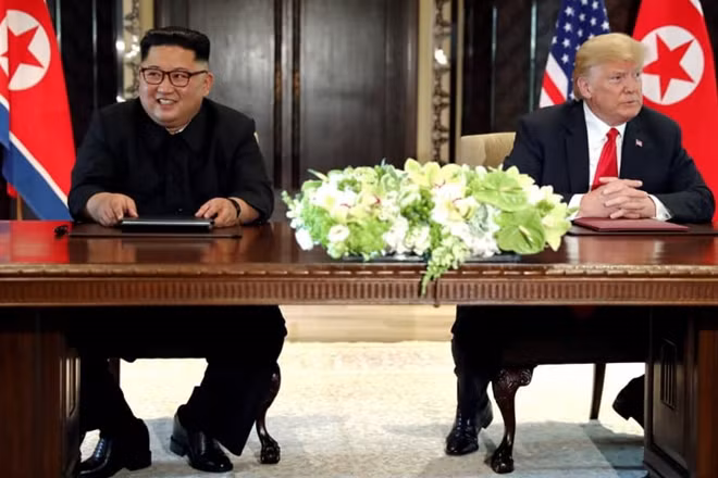 Tổng thống Mỹ Donald Trump và nhà lãnh đạo Triều Tiên Kim Jong-un tại cuộc gặp thượng đỉnh đầu tiên ở Singapore. Ảnh: Reuters