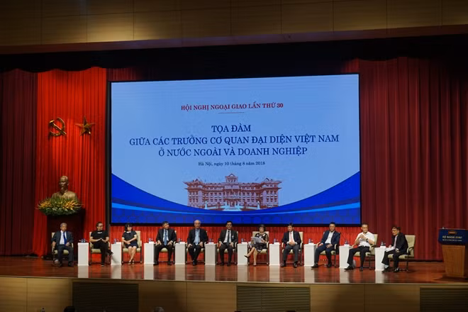 Các diễn giả thảo luận trực tiếp trên sân khấu.