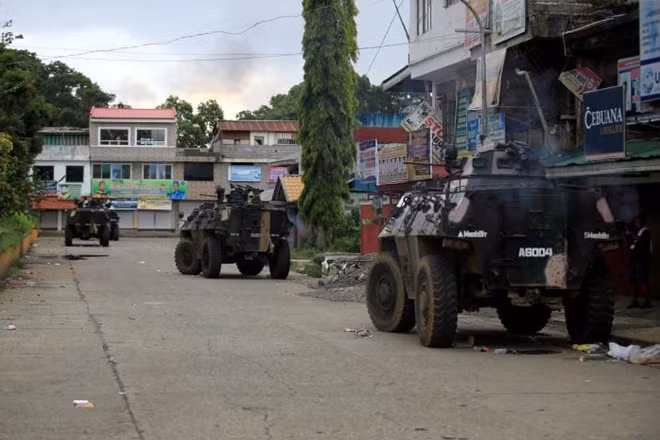 Phiến quân Maute đã ăn trộm nhiều vũ khí, đạn dược, thậm chí là xe của quân đội. Ảnh: Reuters