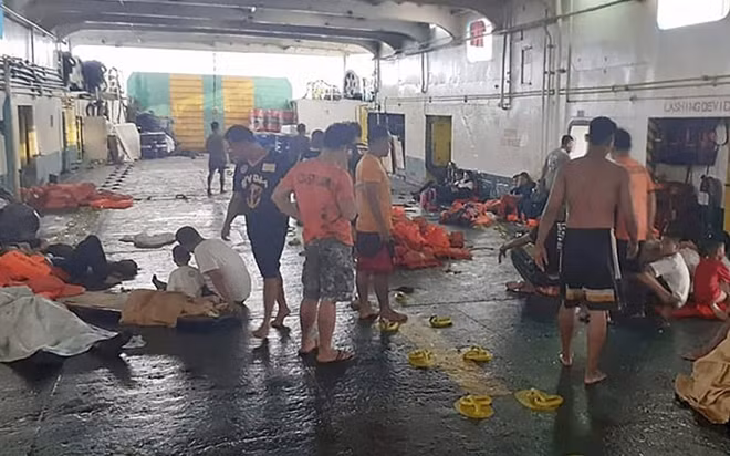 Con số hành khách có mặt trên chiếc phà vẫn chưa được làm rõ. Ảnh: AP