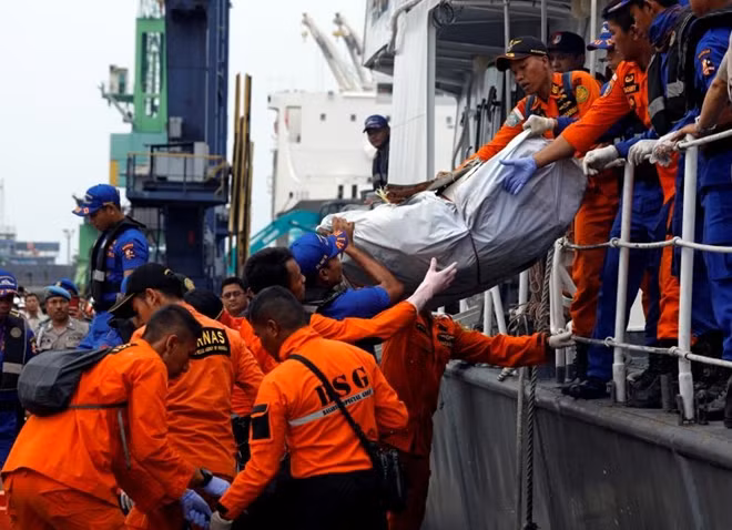 Một túi đựng các vật dụng được đội cứu hộ trục vớt và đưa về tập kết tại bến cảng để phục vụ cho quá trình điều tra. Ảnh: Getty