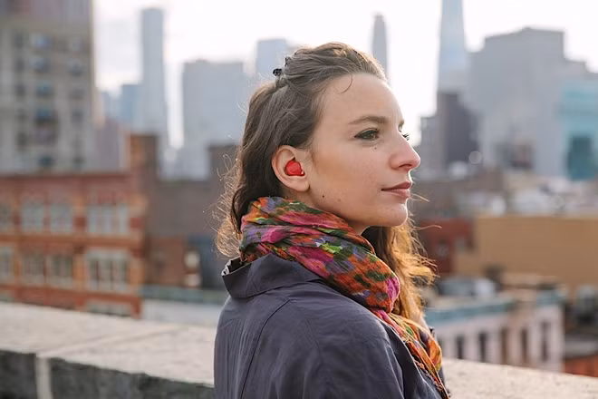 Thử nghiệm sử dụng sản phẩm tai nghe Pixel Buds. Ảnh: Engadget