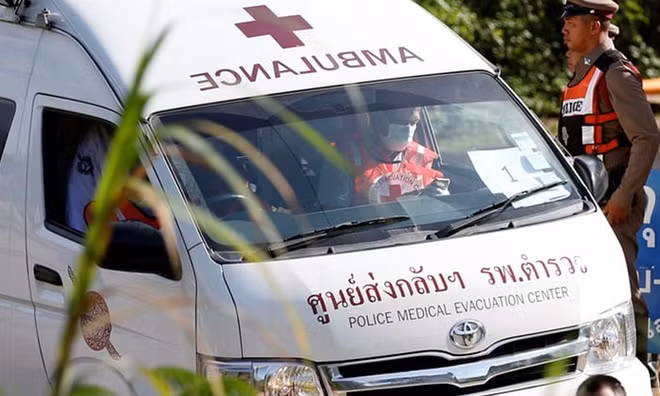Xe cứu thương di chuyển nhanh chóng phía bên ngoài khu vực hang động. Ảnh: CNN