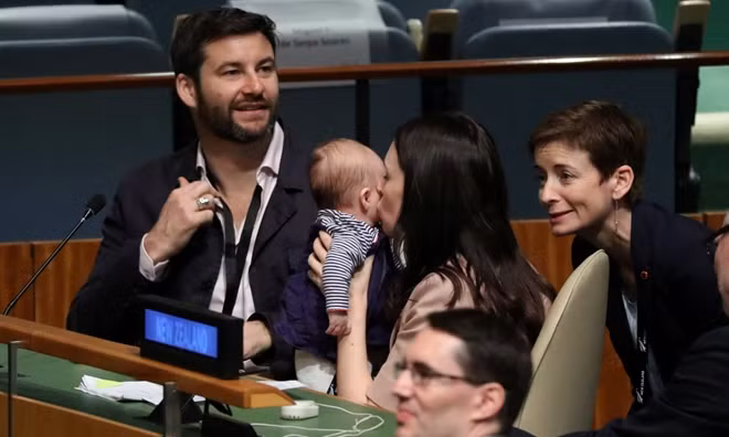 Nữ Thủ tướng Jacinda Ardern chơi đùa với con gái trước khi có bài phát biểu tại LHQ. Ảnh: Reuters